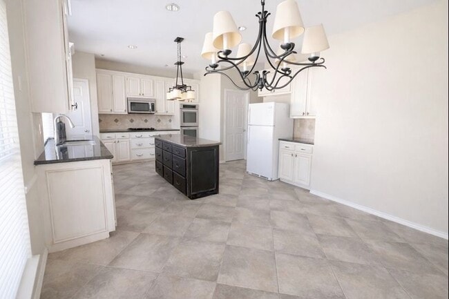 Building Photo - 702 Epperson Way