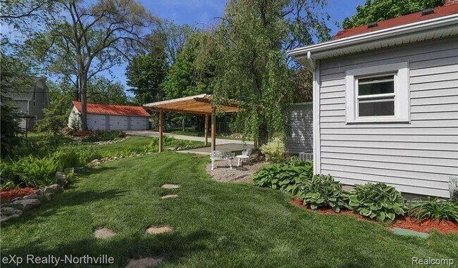 Building Photo - 212 S Pontiac Trail