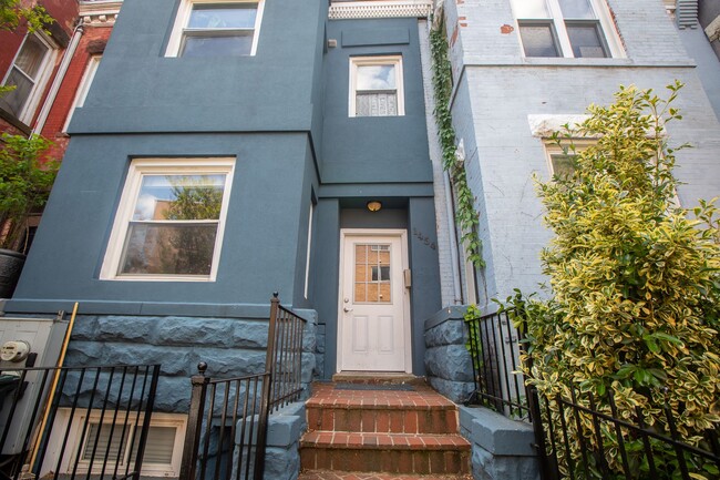 Building Photo - Sunny 2 BR/2 BA Condo in Columbia Heights!