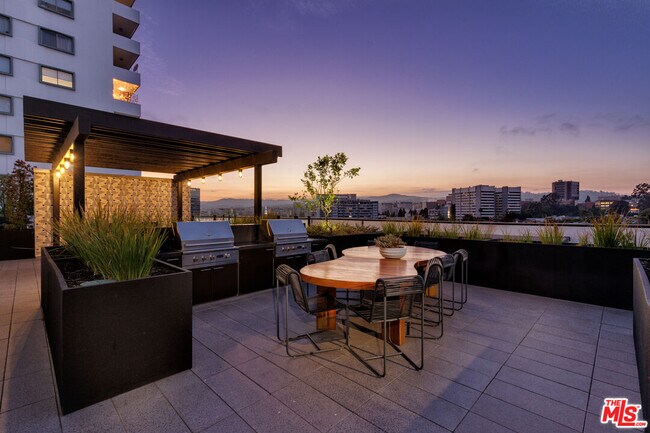 Building Photo - 10777 Wilshire Blvd