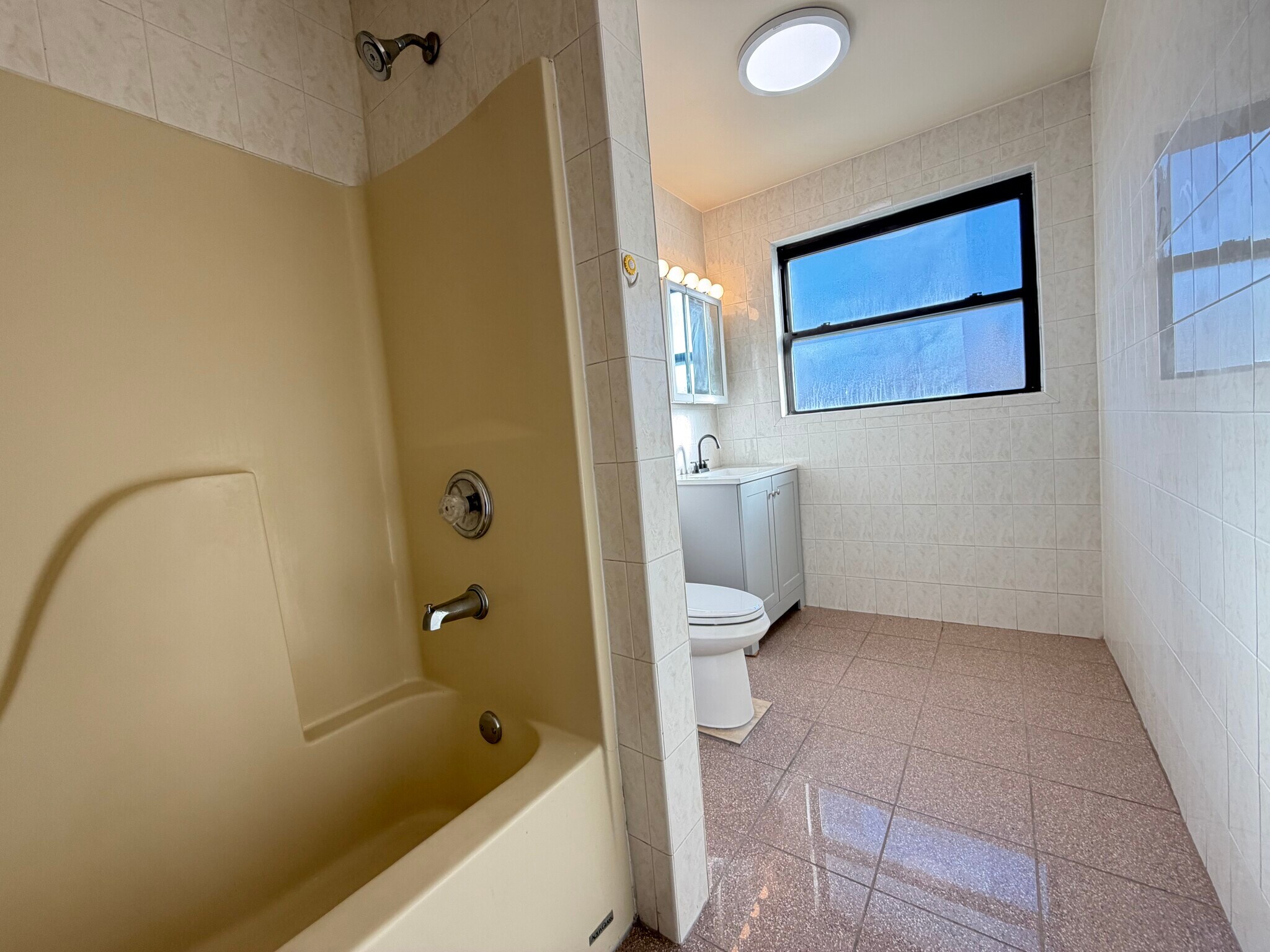 Bathroom - 952 W Windsor Ave