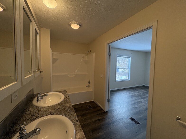 Building Photo - 201 Barn Ridge