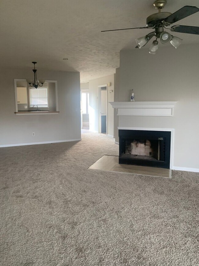 Building Photo - 2 Bedroom 2 Bathroom Condo: Small Dogs Okay