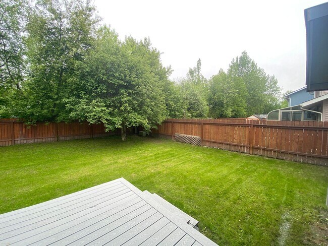 Building Photo - A 3 bed, 2.5 bath home that has been meticulously well kept!