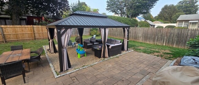 Building Photo - Spacious 4BR House in Enfield