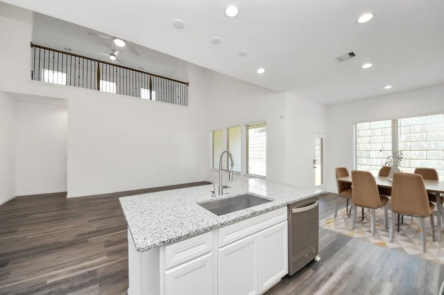 Building Photo - 501 Newcomb Holw Dr