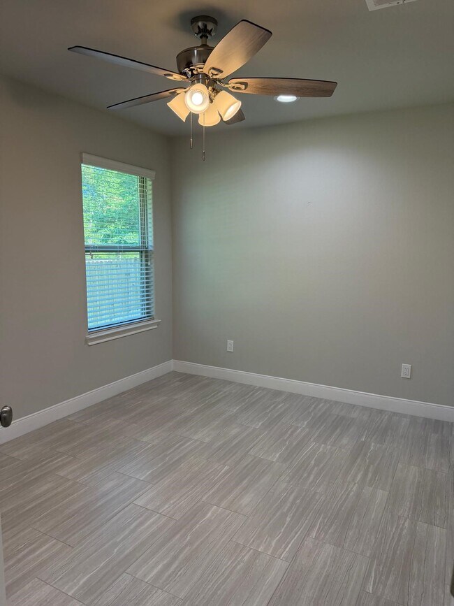 Building Photo - 11158 Lake Dr W