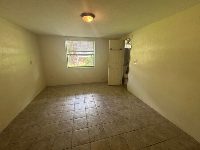 Building Photo - 6/3 within Walking Distance to Campus!!
