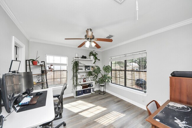 Building Photo - 1561 Scharpe St