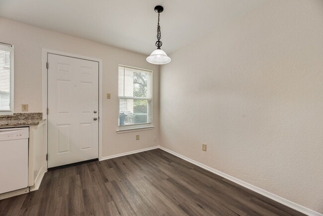 Building Photo - Completely Remodeled Triplex Unit 2 bed 1.5 just minutes from downtown Grapevine!