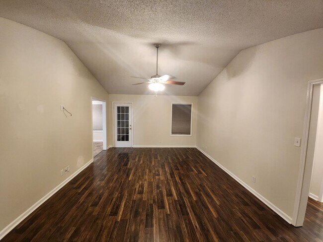 Building Photo - Cute Ranch Home Available Now