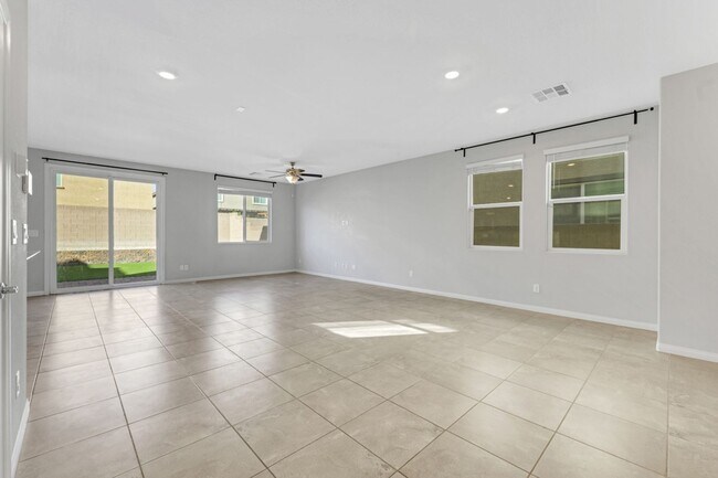 Building Photo - Large 4 bedroom home