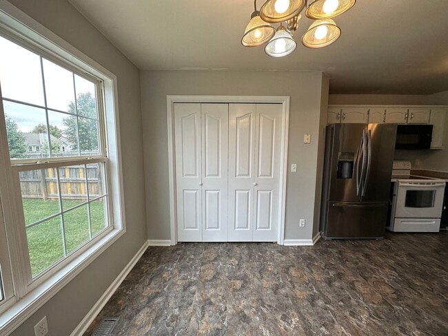 Building Photo - 3 Bedroom Home For Rent with Bonus Room!