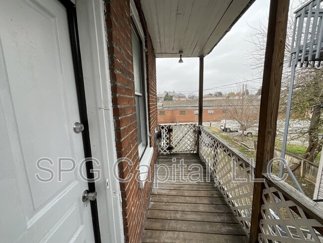 Building Photo - 627 E Market St