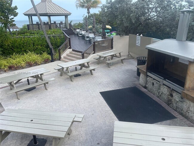 Building Photo - 1121 Crandon Blvd