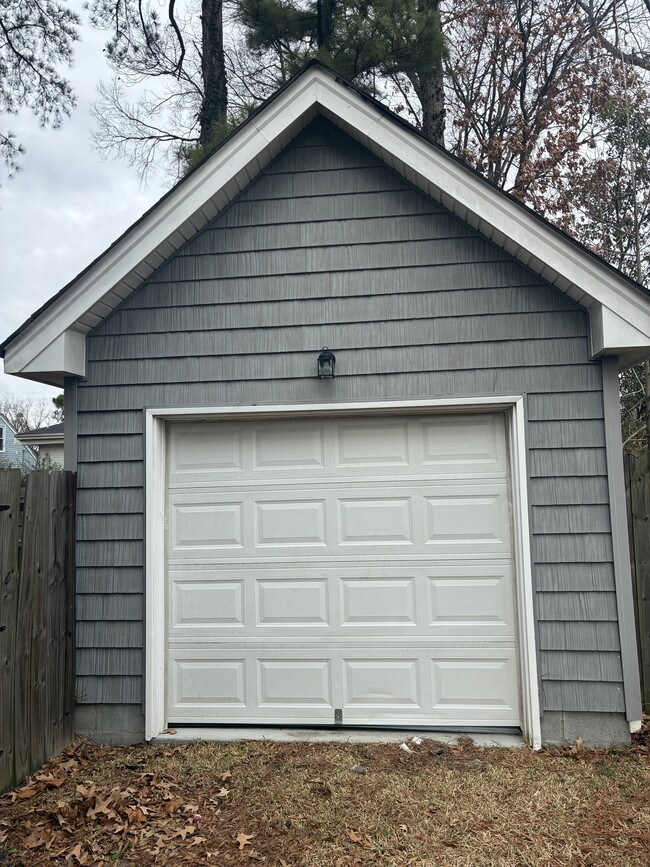 Building Photo - 2808 Beachmont Ave