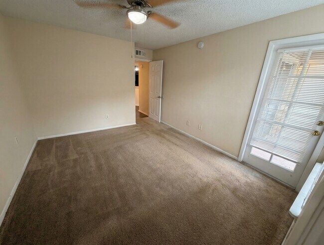 Building Photo - 1916 Lake Atriums Cir