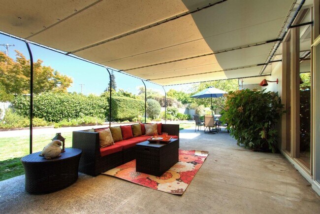 Building Photo - 727 De Soto Dr