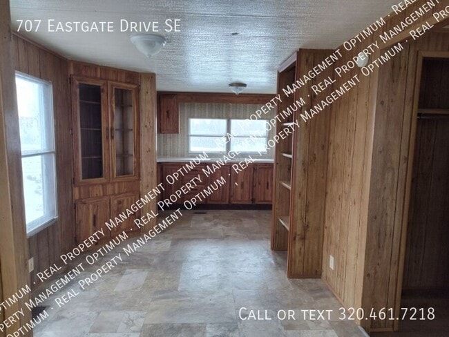 Building Photo - 707 Eastgate Dr SE