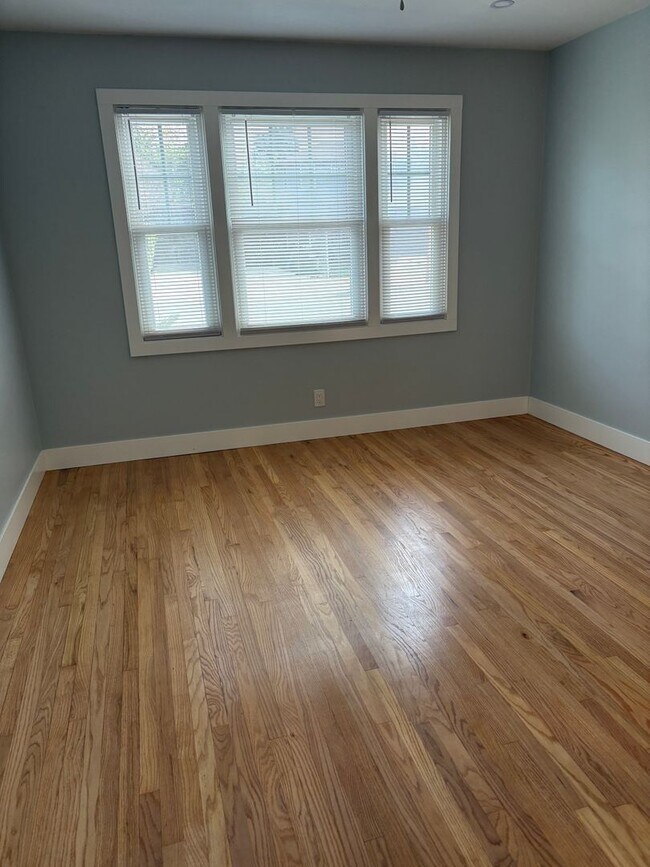 Building Photo - 454 S 4th St