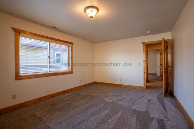 Building Photo - ***DECEMBER RENT FREE** 4 Bed 2.5 Bath upg...