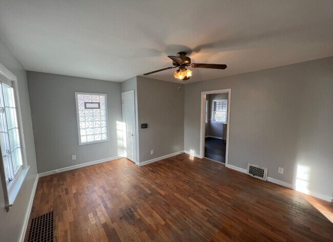 Building Photo - Beautiful 2 bedroom 1 bathroom