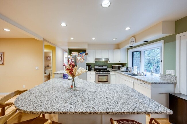 Building Photo - Luxury Rental: Chef’s Kitchen, Hot Tub & Room to Entertain