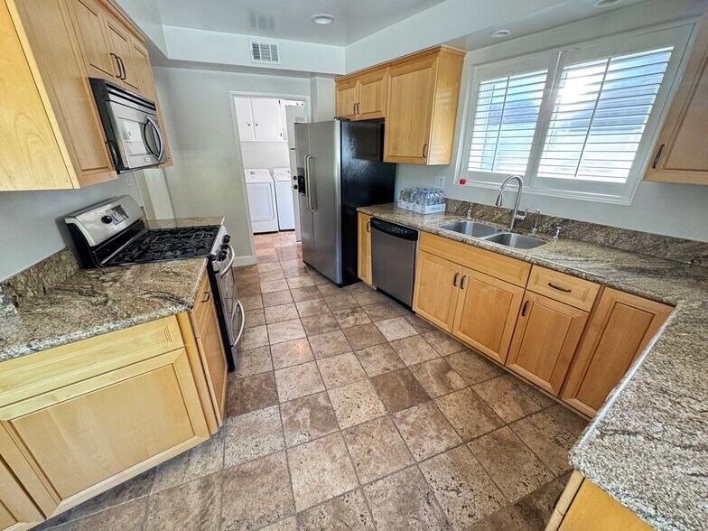 Building Photo - 3957 Woodfield Dr