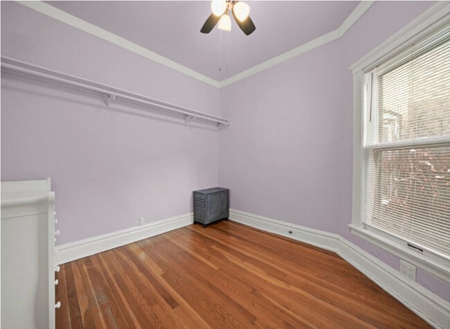 Building Photo - 1067 W Balmoral Ave