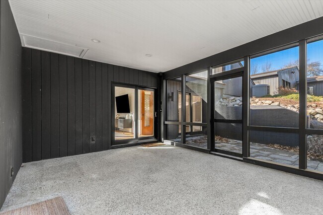 Building Photo - 3936 Holden Dr