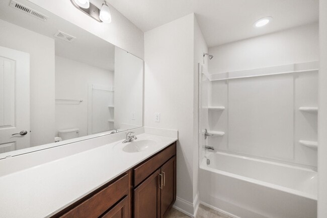 Building Photo - Beautiful 3 bedroom, 2.5 bath townhome in Shephard's Square!