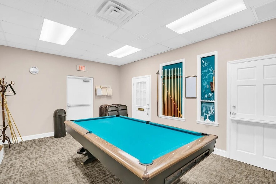 Club Room - 1332 Pasadena Ave S