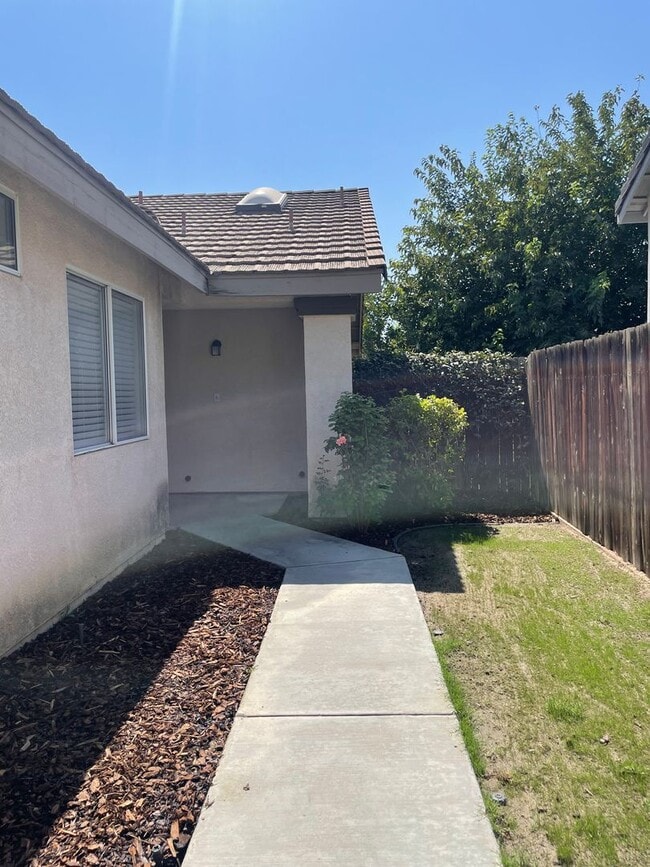 Building Photo - Charming 4 Bedroom Home For Rent