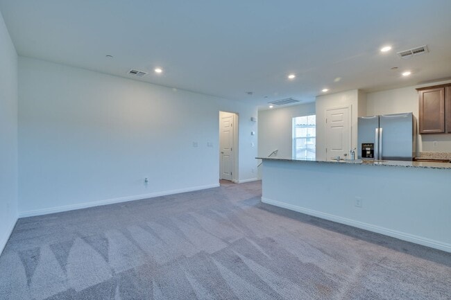 Building Photo - SE!!  Gated!! Community Pool!! Clubhouse!! Fitness Center!! Up Graded Appliances!!! 2 Car Garage!!
