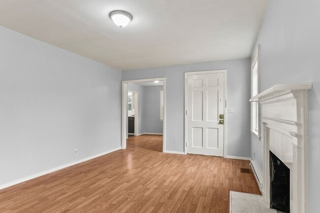 Building Photo - Charming Circlewood Cottage Available NOW!