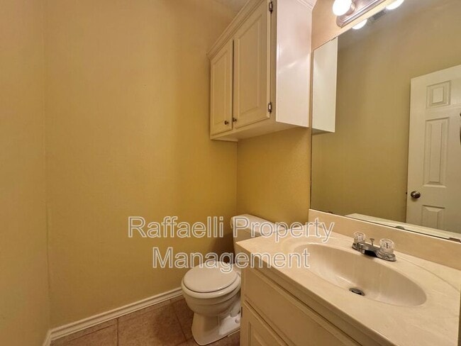 Building Photo - 6 Fernwood Dr
