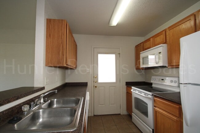 Building Photo - Rent Me Now!