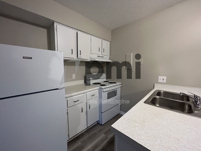 Building Photo - 834 Whitethorne Ave