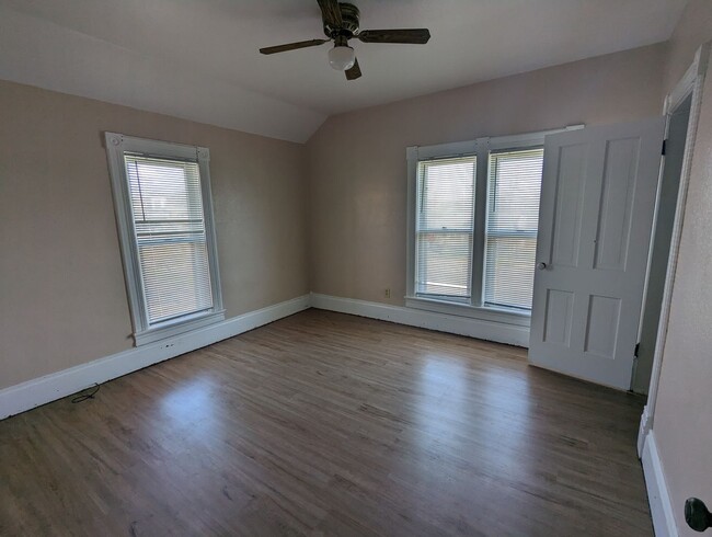 Building Photo - $850 - I Bedroom 1 Bathroom Apartment - He...