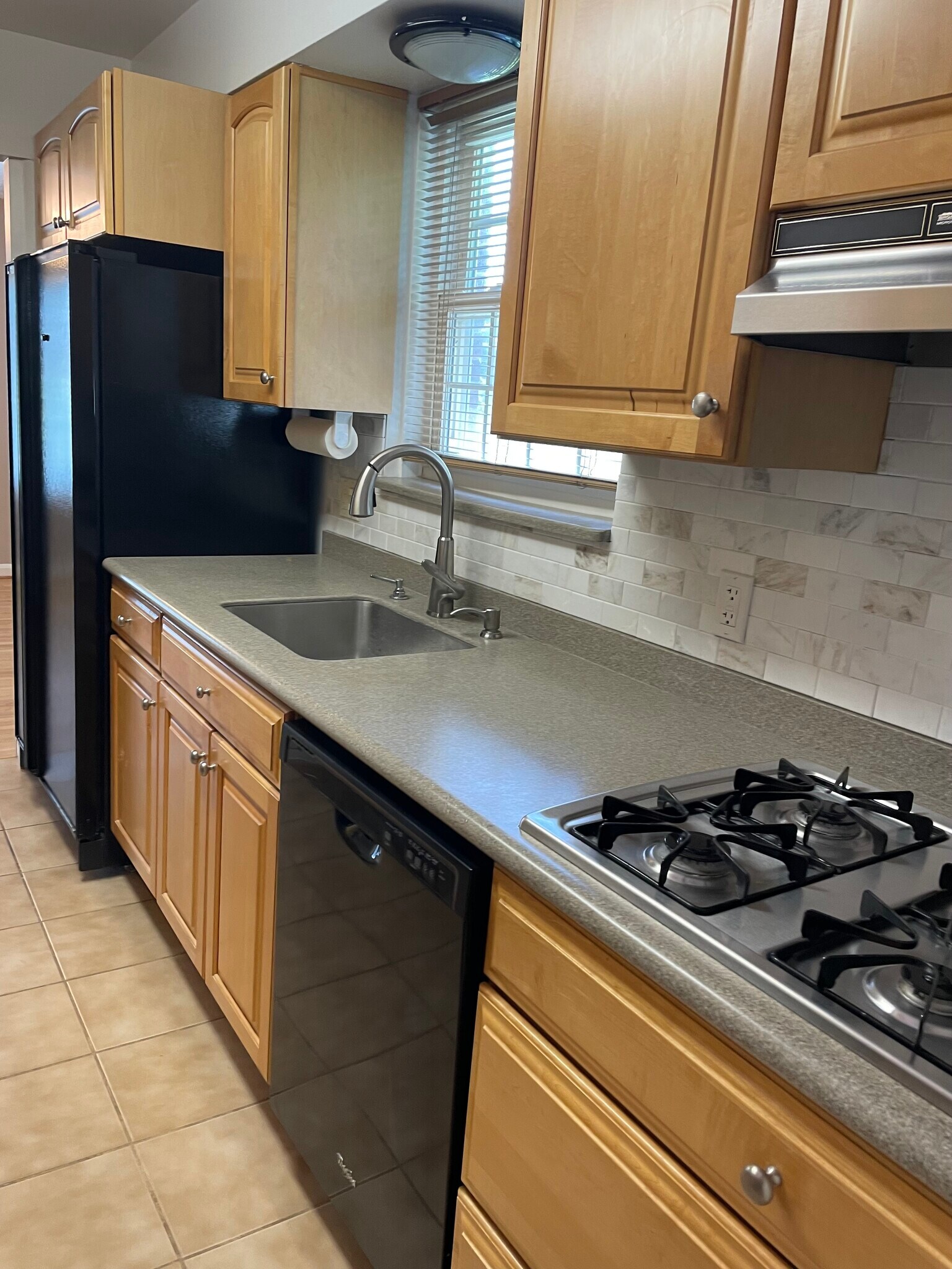 Kitchen-gas cooktop/dishwasher - 10912 Stillwater Ave