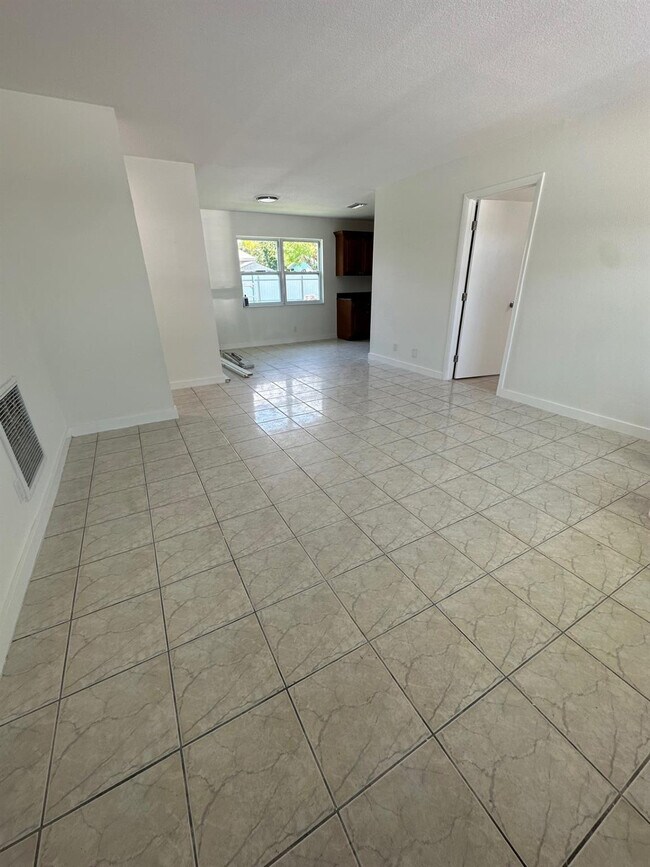 Building Photo - 4051 NE 4th Ave