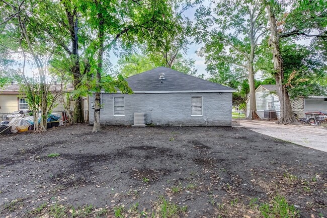 Building Photo - 7531 Dixie Dr