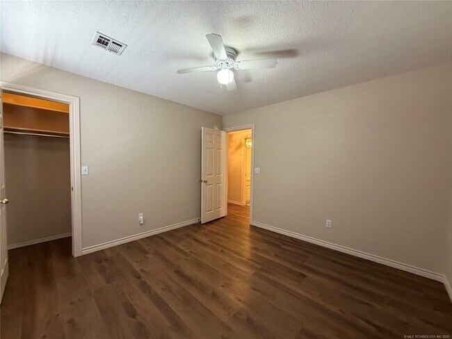 Building Photo - 9203 S 73rd E Ave