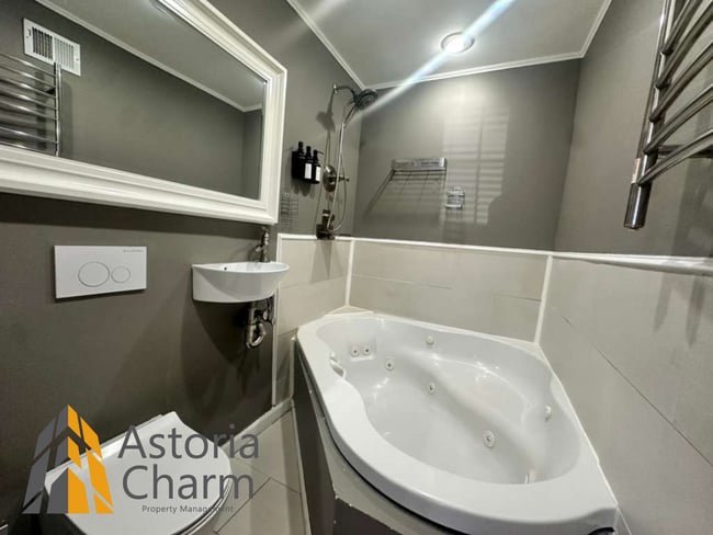Building Photo - Stylish 2 Bedroom with Spa Bath, Hardwood Floors and Parking