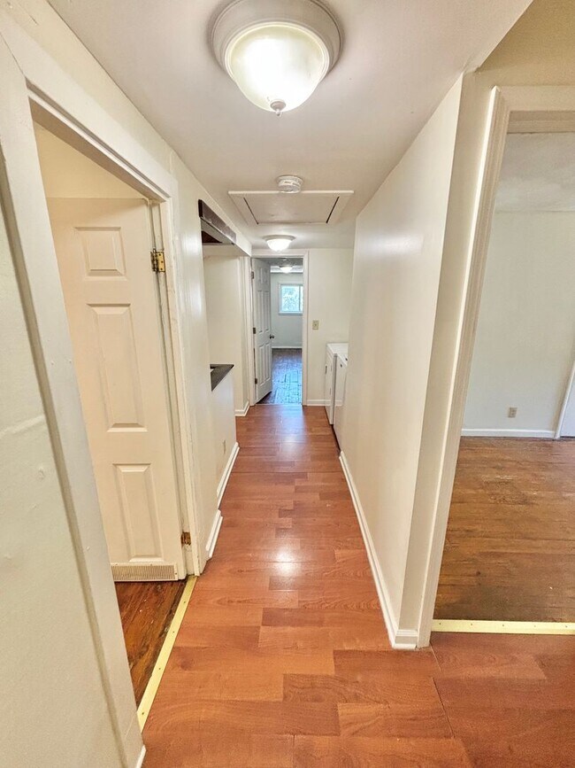 Building Photo - 832-834 S Plymouth Ave