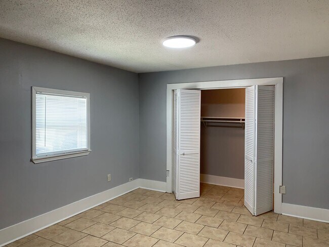 Building Photo - 2746 Gladiolus St