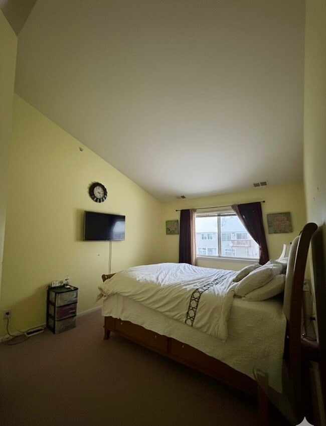 Building Photo - 1142 E Wilson Ave