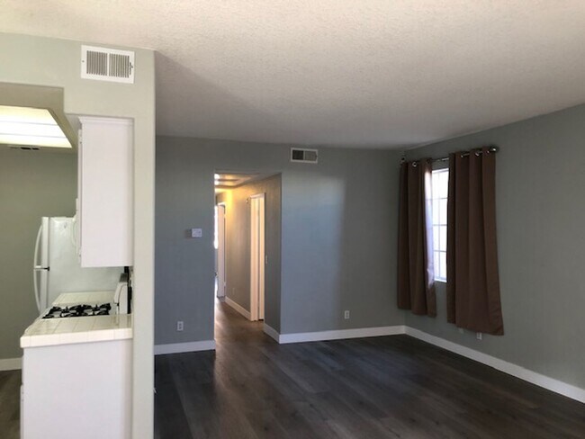 Building Photo - Beautiful 3 bedroom 2 bath Townhome across...