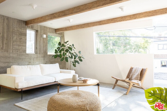 Building Photo - 8870 Wonderland Ave