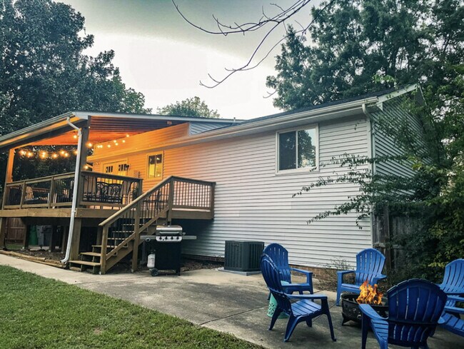 Building Photo - 11501-11505 5 Cedars Rd